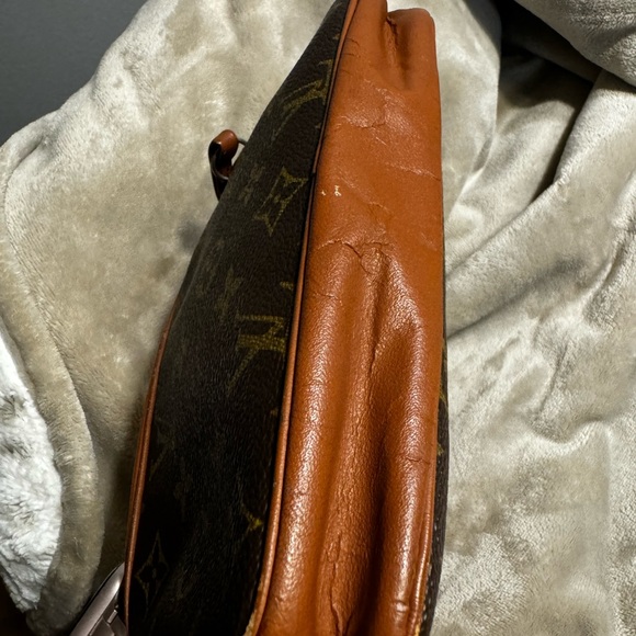 Louis Vuitton wristlet. - Picture 5 of 11